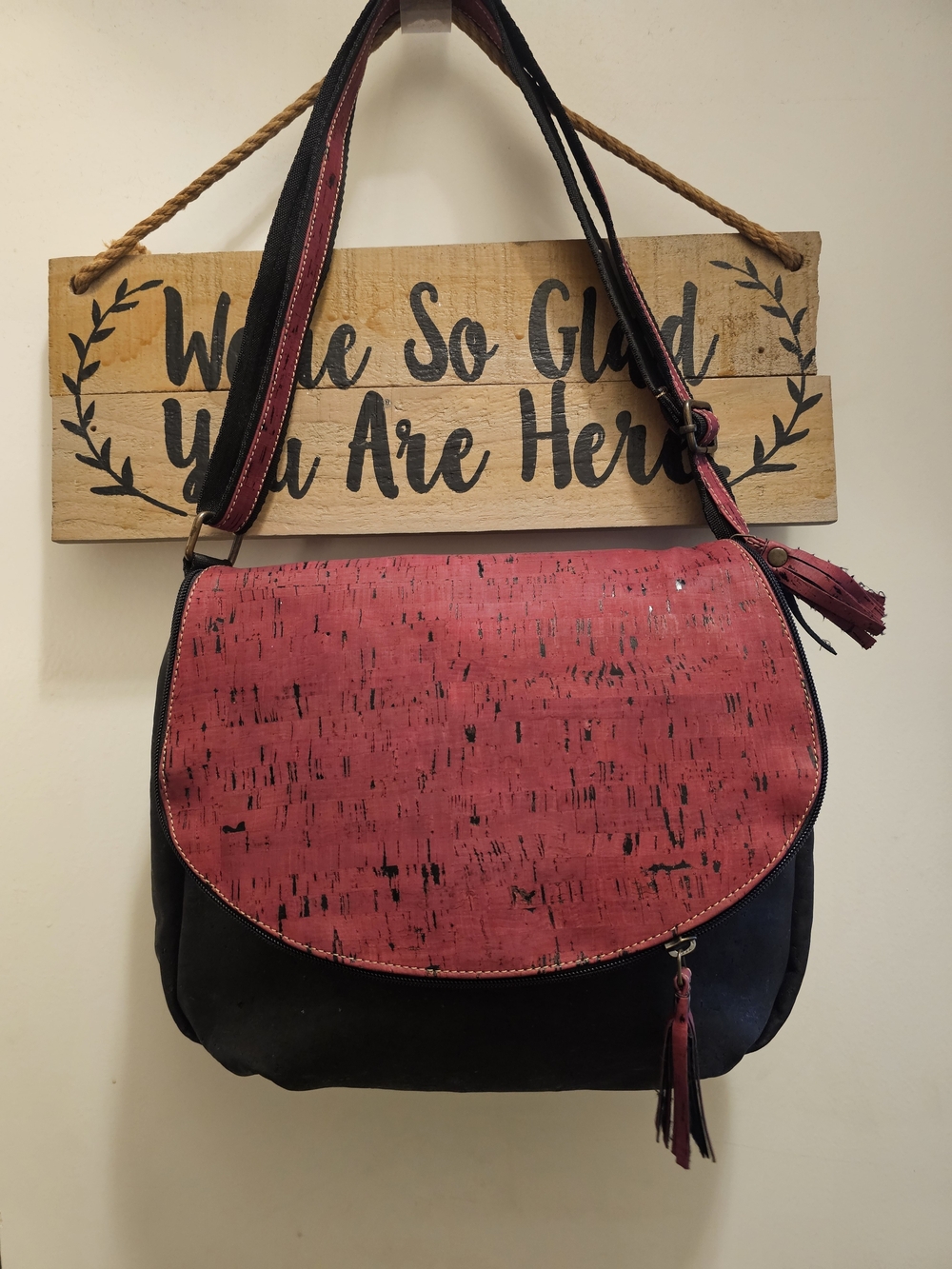 Everyday Two-Tone Shoulder Bag in Black and Burgundy 100% Cork Crossbody Bag - Picture 2 of 7